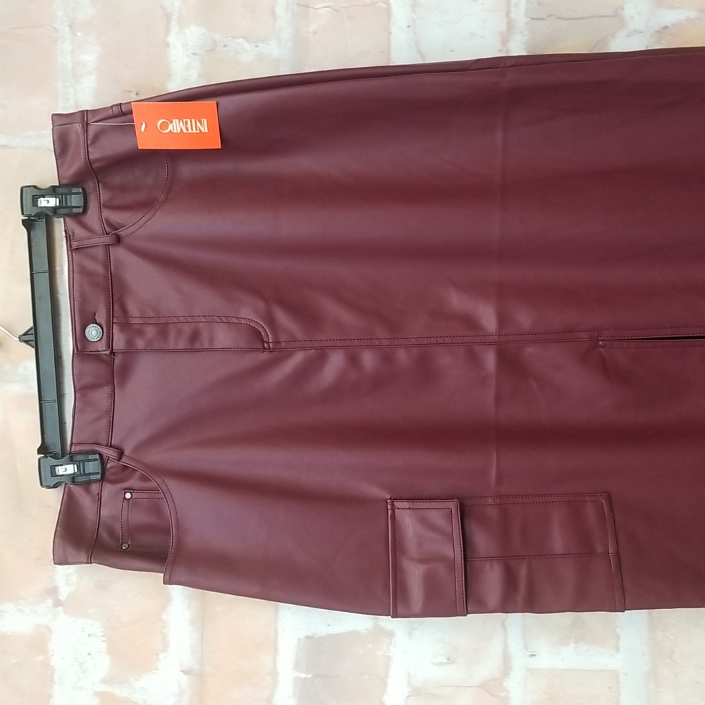 Chic Burgundy Faux Leather Pencil Skirt - Picture 2 of 9